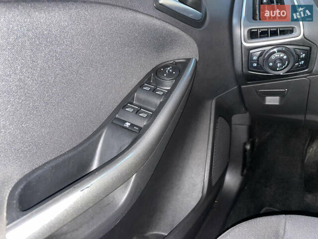 Синій Форд Фокус, об'ємом двигуна 1.6 л та пробігом 217 тис. км за 8350 $, фото 29 на Automoto.ua