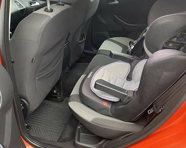 Оранжевый Форд Фокус, объемом двигателя 1.6 л и пробегом 313 тыс. км за 5400 $, фото 4 на Automoto.ua