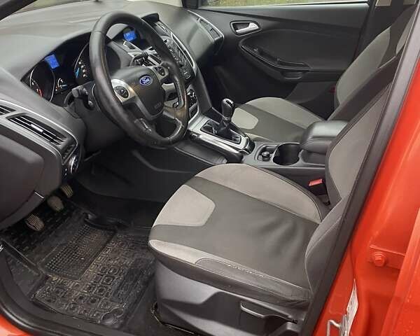 Оранжевый Форд Фокус, объемом двигателя 1.6 л и пробегом 313 тыс. км за 5400 $, фото 2 на Automoto.ua