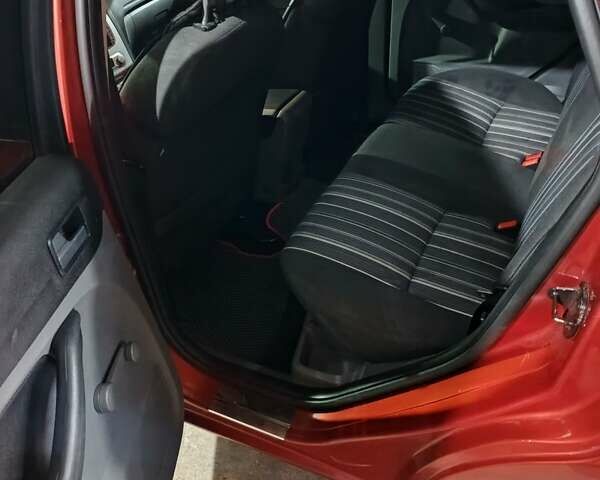 Оранжевый Форд Фокус, объемом двигателя 1.8 л и пробегом 300 тыс. км за 5600 $, фото 1 на Automoto.ua