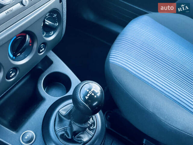 Білий Форд Фьюжен, об'ємом двигуна 1.4 л та пробігом 171 тис. км за 5699 $, фото 5 на Automoto.ua