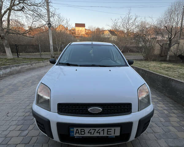 Белый Форд Фьюжн, объемом двигателя 1.4 л и пробегом 225 тыс. км за 3500 $, фото 1 на Automoto.ua