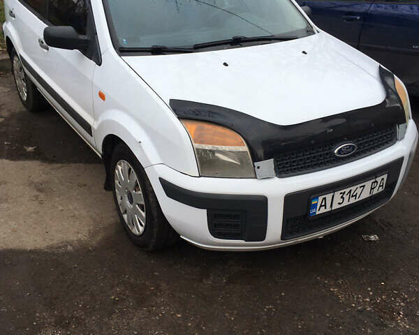 Білий Форд Фьюжен, об'ємом двигуна 1.4 л та пробігом 247 тис. км за 5850 $, фото 4 на Automoto.ua