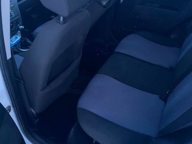 Белый Форд Фьюжн, объемом двигателя 1.4 л и пробегом 200 тыс. км за 5200 $, фото 6 на Automoto.ua