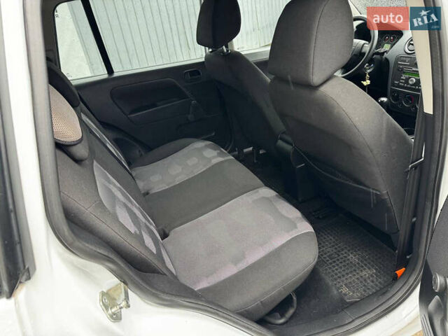 Білий Форд Фьюжен, об'ємом двигуна 1.4 л та пробігом 151 тис. км за 6500 $, фото 14 на Automoto.ua