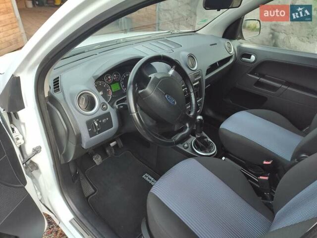 Білий Форд Фьюжен, об'ємом двигуна 1.4 л та пробігом 169 тис. км за 6300 $, фото 11 на Automoto.ua