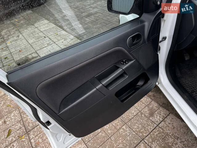 Білий Форд Фьюжен, об'ємом двигуна 1.4 л та пробігом 151 тис. км за 6500 $, фото 8 на Automoto.ua
