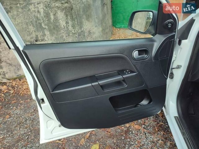 Білий Форд Фьюжен, об'ємом двигуна 1.4 л та пробігом 169 тис. км за 6300 $, фото 10 на Automoto.ua