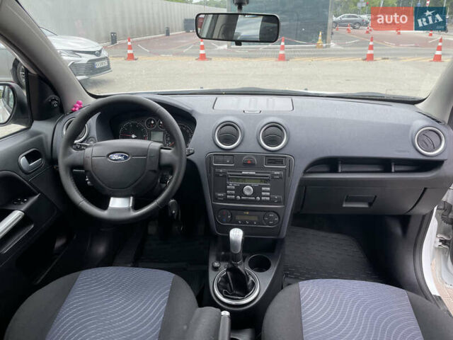 Белый Форд Фьюжн, объемом двигателя 1.6 л и пробегом 252 тыс. км за 4500 $, фото 12 на Automoto.ua