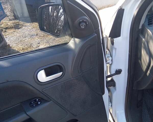 Білий Форд Фьюжен, об'ємом двигуна 1.39 л та пробігом 200 тис. км за 4700 $, фото 9 на Automoto.ua