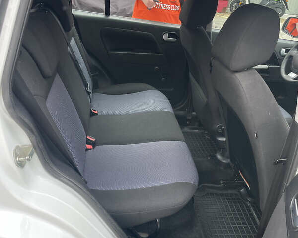 Белый Форд Фьюжн, объемом двигателя 1.6 л и пробегом 252 тыс. км за 4500 $, фото 8 на Automoto.ua