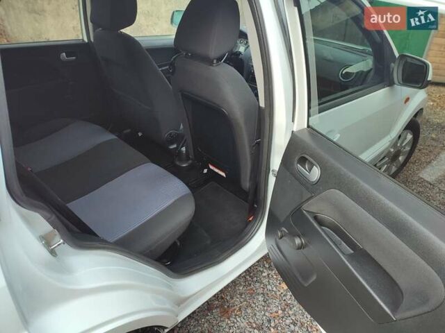 Білий Форд Фьюжен, об'ємом двигуна 1.4 л та пробігом 169 тис. км за 6300 $, фото 16 на Automoto.ua