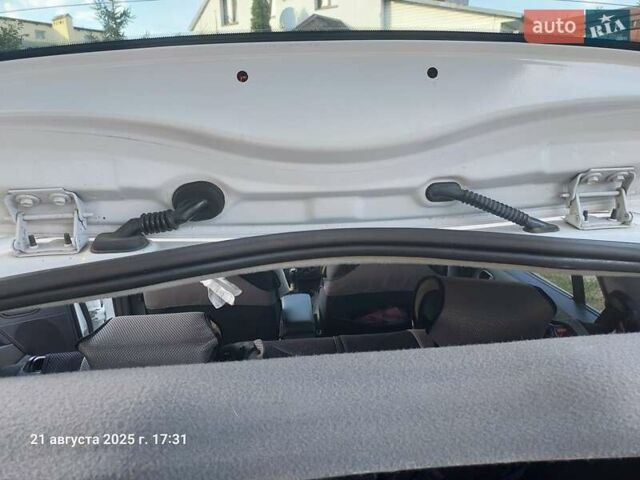 Білий Форд Фьюжен, об'ємом двигуна 1.4 л та пробігом 151 тис. км за 7000 $, фото 16 на Automoto.ua