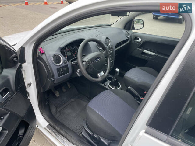 Белый Форд Фьюжн, объемом двигателя 1.6 л и пробегом 252 тыс. км за 4500 $, фото 6 на Automoto.ua