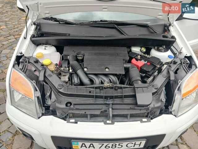 Білий Форд Фьюжен, об'ємом двигуна 1.4 л та пробігом 86 тис. км за 4200 $, фото 25 на Automoto.ua