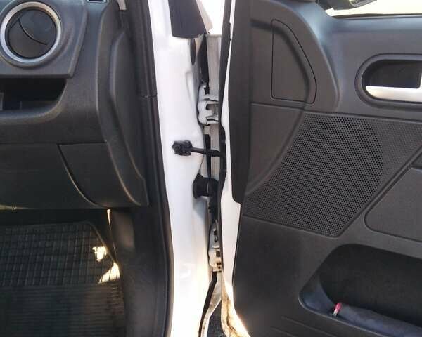 Белый Форд Фьюжн, объемом двигателя 1.39 л и пробегом 164 тыс. км за 4600 $, фото 11 на Automoto.ua