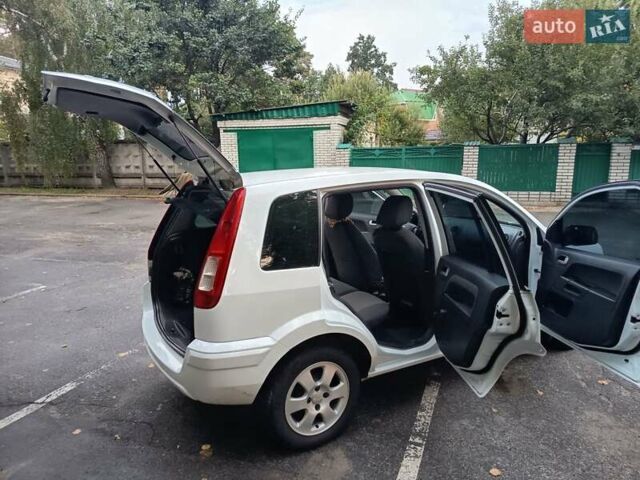 Білий Форд Фьюжен, об'ємом двигуна 1.39 л та пробігом 219 тис. км за 5500 $, фото 5 на Automoto.ua