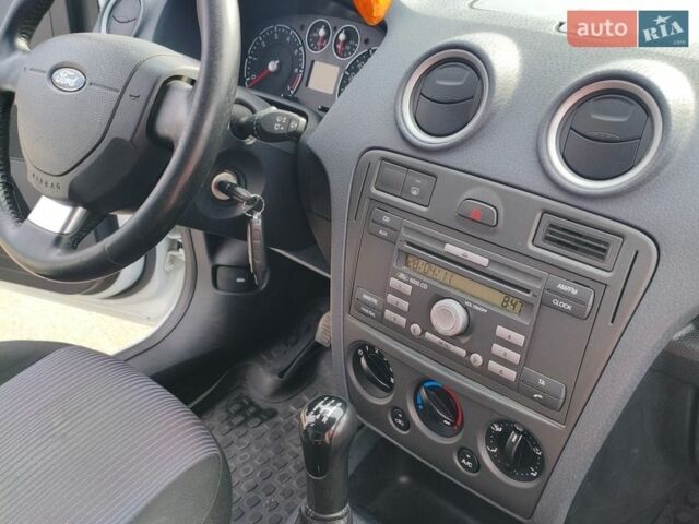 Белый Форд Фьюжн, объемом двигателя 1.4 л и пробегом 190 тыс. км за 5200 $, фото 8 на Automoto.ua