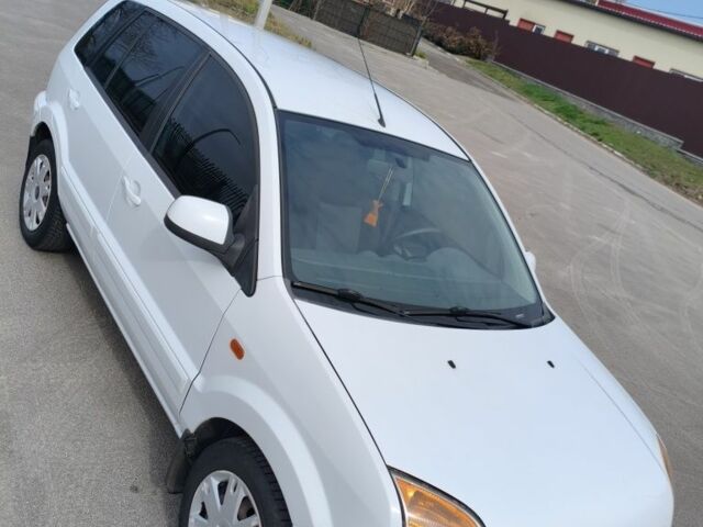 Белый Форд Фьюжн, объемом двигателя 0 л и пробегом 190 тыс. км за 5200 $, фото 1 на Automoto.ua