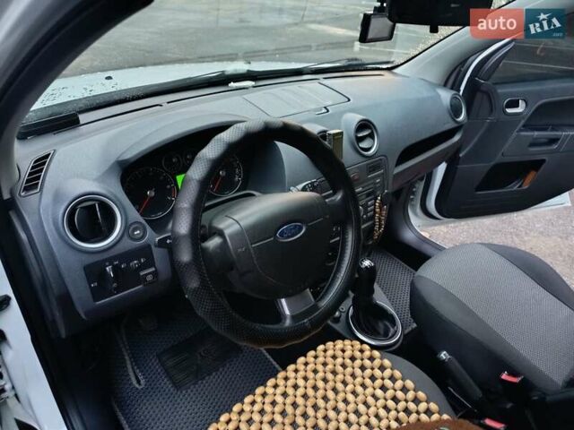 Білий Форд Фьюжен, об'ємом двигуна 1.39 л та пробігом 219 тис. км за 5500 $, фото 12 на Automoto.ua