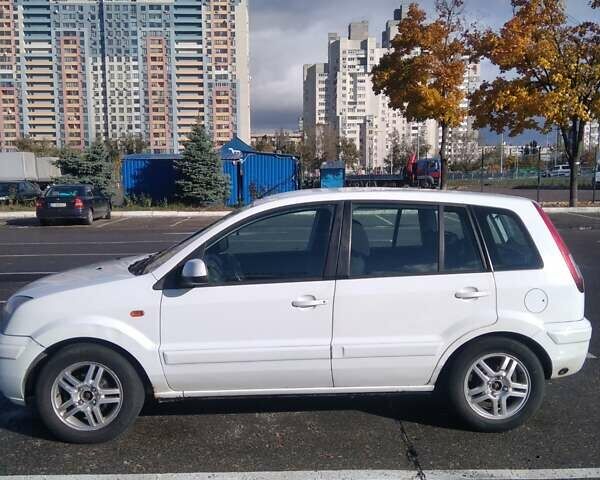 Белый Форд Фьюжн, объемом двигателя 1.39 л и пробегом 164 тыс. км за 4600 $, фото 1 на Automoto.ua