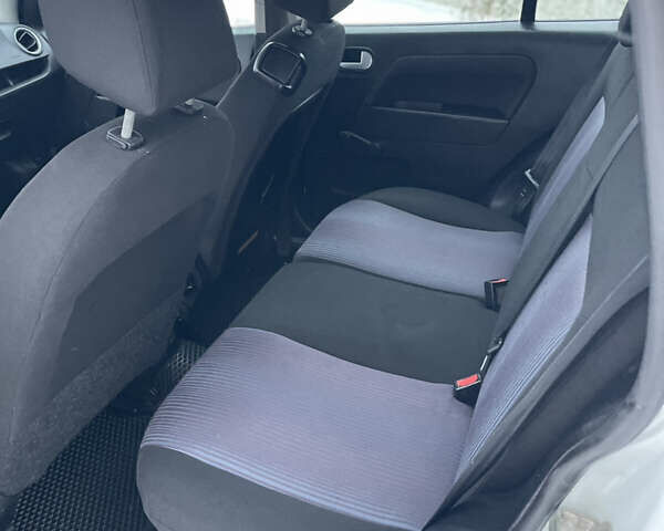 Білий Форд Фьюжен, об'ємом двигуна 1.4 л та пробігом 177 тис. км за 4999 $, фото 10 на Automoto.ua