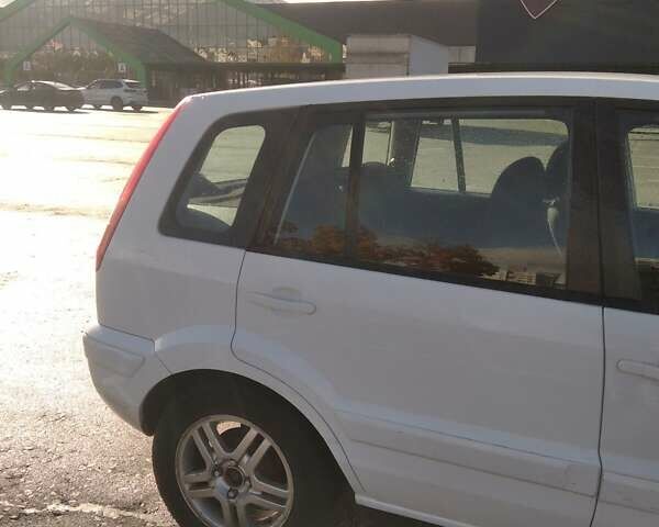 Белый Форд Фьюжн, объемом двигателя 1.39 л и пробегом 164 тыс. км за 4600 $, фото 5 на Automoto.ua