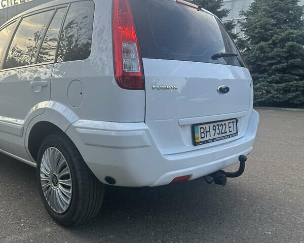 Белый Форд Фьюжн, объемом двигателя 1.39 л и пробегом 201 тыс. км за 5500 $, фото 5 на Automoto.ua