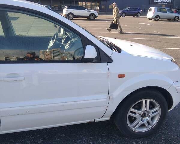 Белый Форд Фьюжн, объемом двигателя 1.39 л и пробегом 164 тыс. км за 4600 $, фото 4 на Automoto.ua