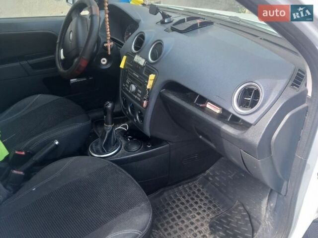 Білий Форд Фьюжен, об'ємом двигуна 1.4 л та пробігом 157 тис. км за 3500 $, фото 3 на Automoto.ua