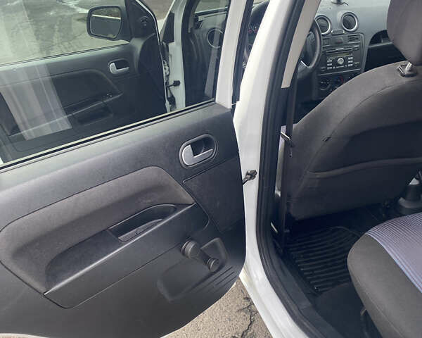 Белый Форд Фьюжн, объемом двигателя 1.39 л и пробегом 164 тыс. км за 5499 $, фото 13 на Automoto.ua