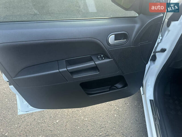 Белый Форд Фьюжн, объемом двигателя 1.39 л и пробегом 201 тыс. км за 5500 $, фото 8 на Automoto.ua