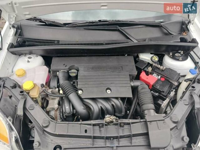 Білий Форд Фьюжен, об'ємом двигуна 1.4 л та пробігом 86 тис. км за 4200 $, фото 26 на Automoto.ua