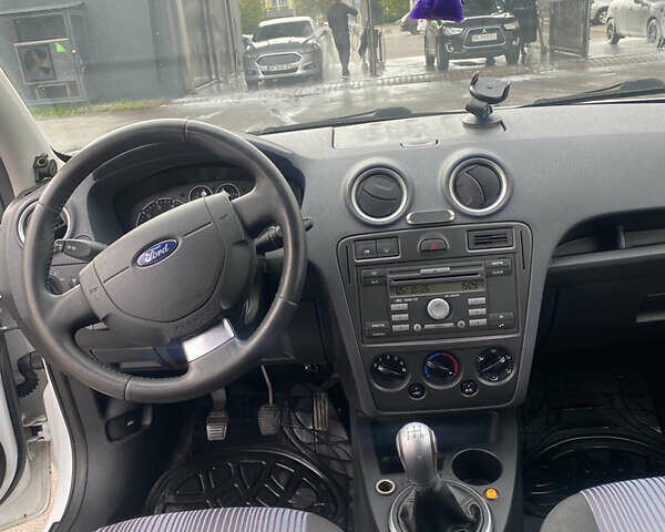 Белый Форд Фьюжн, объемом двигателя 1.39 л и пробегом 164 тыс. км за 5499 $, фото 14 на Automoto.ua