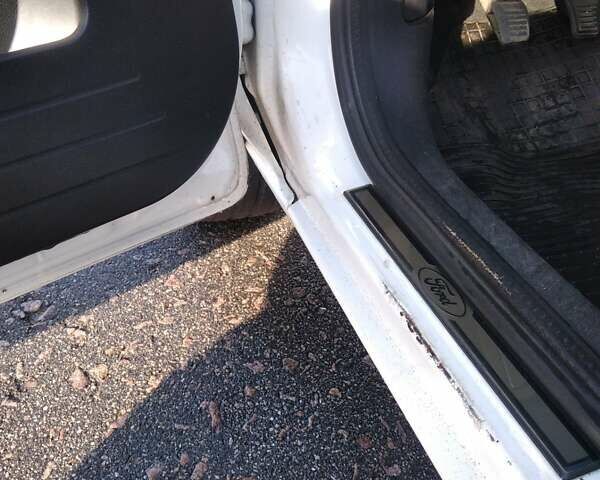 Белый Форд Фьюжн, объемом двигателя 1.39 л и пробегом 164 тыс. км за 4600 $, фото 6 на Automoto.ua