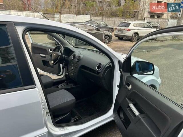 Белый Форд Фьюжн, объемом двигателя 1.6 л и пробегом 130 тыс. км за 5700 $, фото 6 на Automoto.ua