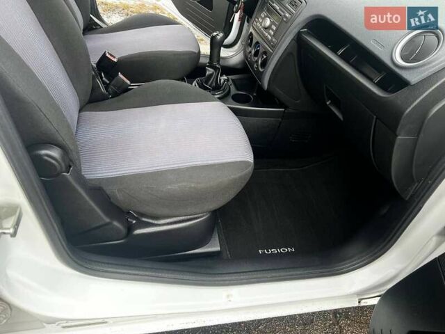 Білий Форд Фьюжен, об'ємом двигуна 1.6 л та пробігом 156 тис. км за 6600 $, фото 30 на Automoto.ua
