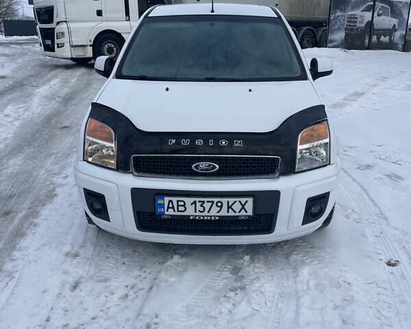 Белый Форд Фьюжн, объемом двигателя 1.6 л и пробегом 156 тыс. км за 5600 $, фото 5 на Automoto.ua