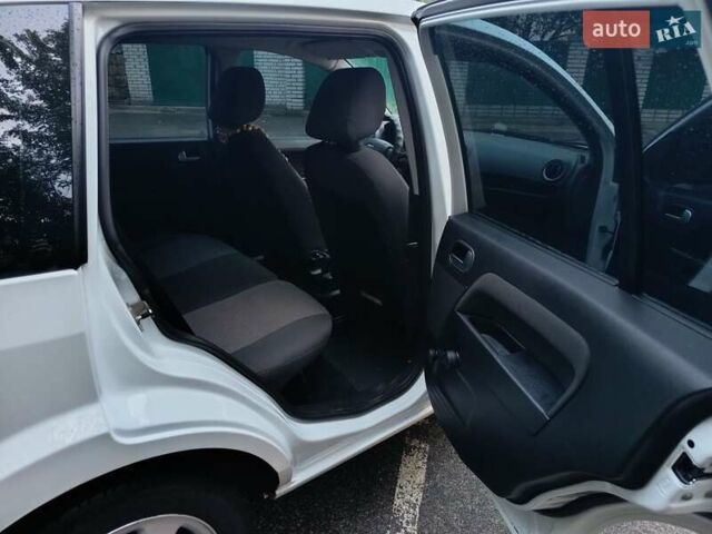 Білий Форд Фьюжен, об'ємом двигуна 1.39 л та пробігом 219 тис. км за 5500 $, фото 18 на Automoto.ua