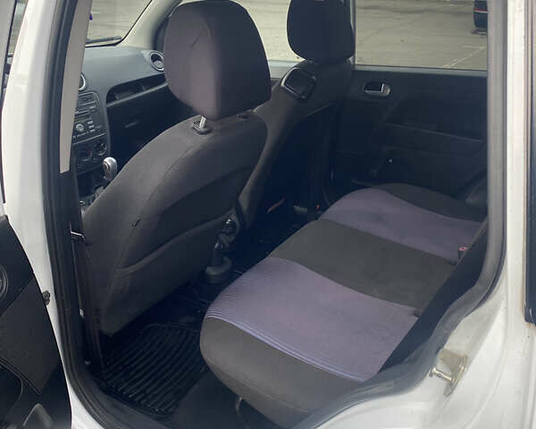 Белый Форд Фьюжн, объемом двигателя 1.39 л и пробегом 164 тыс. км за 5499 $, фото 12 на Automoto.ua