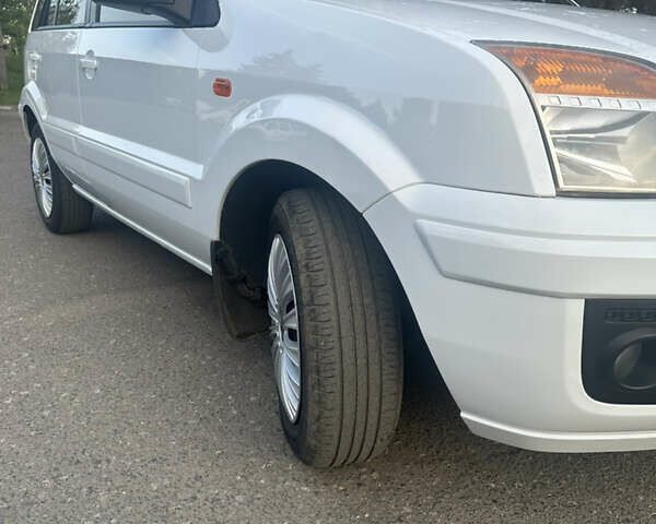 Белый Форд Фьюжн, объемом двигателя 1.39 л и пробегом 201 тыс. км за 5500 $, фото 3 на Automoto.ua