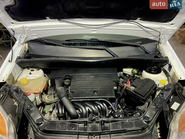 Білий Форд Фьюжен, об'ємом двигуна 1.4 л та пробігом 177 тис. км за 4999 $, фото 13 на Automoto.ua