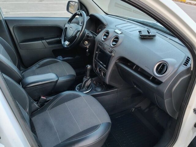 Білий Форд Фьюжен, об'ємом двигуна 1.4 л та пробігом 154 тис. км за 5400 $, фото 4 на Automoto.ua