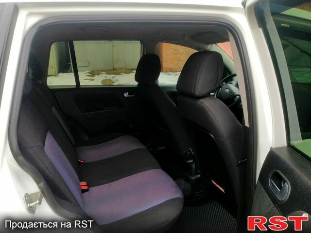 Білий Форд Фьюжен, об'ємом двигуна 14 л та пробігом 147 тис. км за 5900 $, фото 12 на Automoto.ua