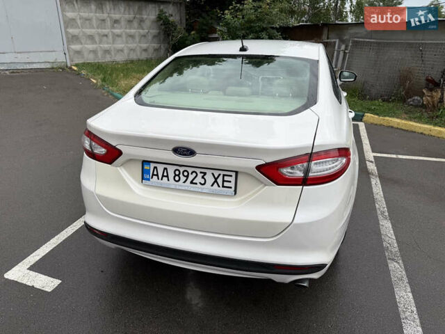 Білий Форд Фьюжен, об'ємом двигуна 2 л та пробігом 177 тис. км за 10500 $, фото 4 на Automoto.ua