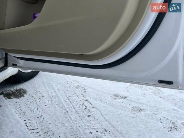 Білий Форд Фьюжен, об'ємом двигуна 1.6 л та пробігом 226 тис. км за 8999 $, фото 11 на Automoto.ua