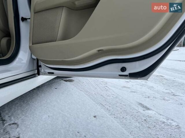 Білий Форд Фьюжен, об'ємом двигуна 1.6 л та пробігом 226 тис. км за 8999 $, фото 16 на Automoto.ua
