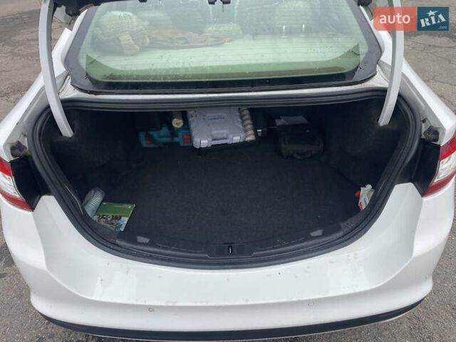 Белый Форд Фьюжн, объемом двигателя 1.6 л и пробегом 290 тыс. км за 8500 $, фото 11 на Automoto.ua