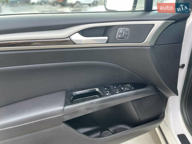 Белый Форд Фьюжн, объемом двигателя 2 л и пробегом 170 тыс. км за 10950 $, фото 6 на Automoto.ua