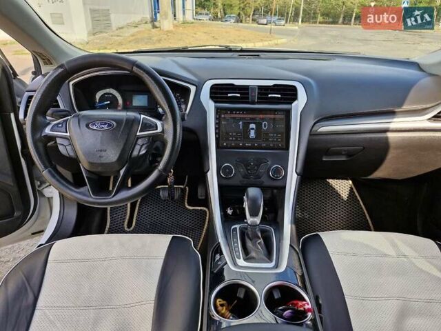 Форд Фьюжн 2013 в Николаеве на Automoto.ua Белый Форд Фьюжн, объемом двигателя 2.49 л и пробегом 181 тыс. км за 9999 $, фото 12 на Automoto.ua